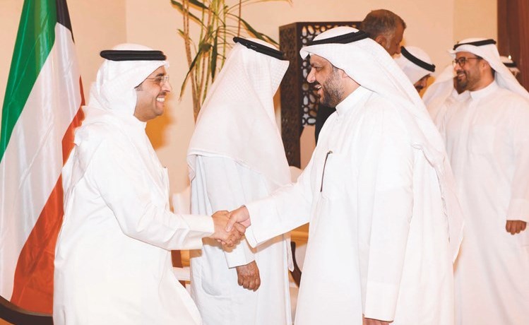 ناصر الحجرف خلال استقبال الاهالي ﻿