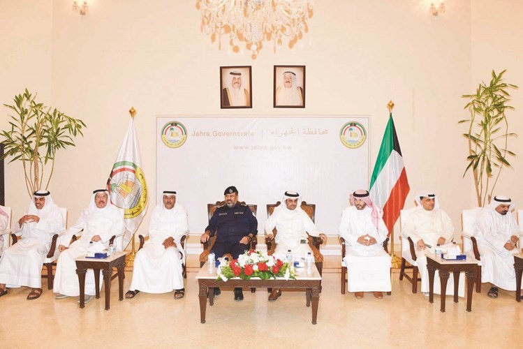 محافظ الجهراء خلال اللقاء ﻿