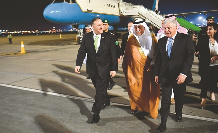 وزير الخارجية الأميركي مايك بومبيو لدى وصوله الى جدة أمس	(رويترز)﻿