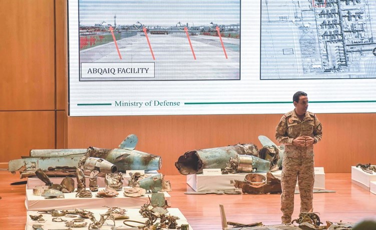  المتحدث باسم وزارة الدفاع السعودية العقيد الركن تركي المالكي يعرض صورا وبقايا صواريخ وطائرات مسيرة استخدمت في الهجمات على المنشآت النفطية السعودية(أ.ف.پ)﻿