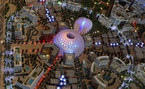 قبة ساحة الوصل تتزين بتاجها وتكلل جهود بناء أهم معالم إكسبو 2020 دبي