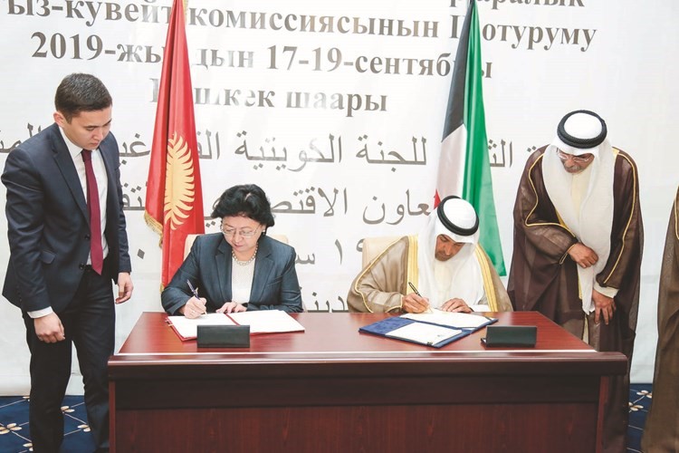 د. نايف الحجرف وباكتيغول جينبايفا خلال التوقيع على مذكرة تفاهم﻿