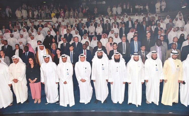 د. خالد الفاضل وم.محمد بوشهري ووليد الخشتي وقيادات الكهرباء في مقدمة الحضور(متين غوزال)﻿