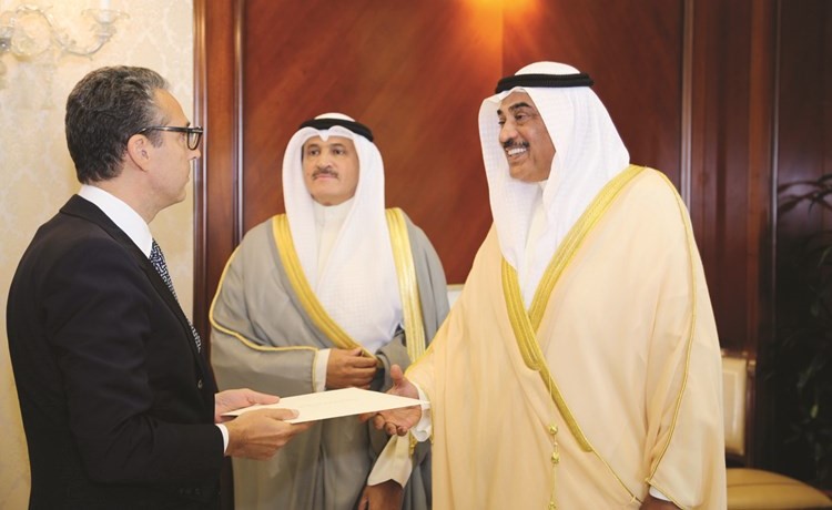 الشيخ صباح الخالد يتسلم نسخة من أوراق اعتماد السفير الجديد لإيطاليا	﻿