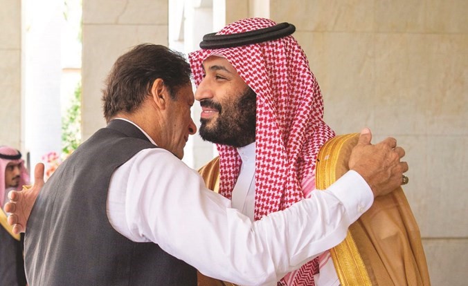 صاحب السمو الملكي الأمير محمد بن سلمان ولي عهد السعودية مستقبلا رئيس مجلس وزراء باكستان عمران خان﻿