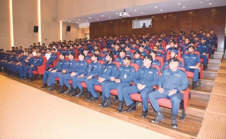 قيادات ورؤساء مراكز الإطفاء يستمعون لكلمة اللواء جمال البليهيص خلال اجتماع أمس ﻿