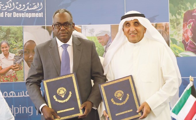 المدير العام للصندوق عبدالوهاب البدر مع ممثل الأمم المتحدة للطفولة (يونيسف) اثناء توقيع الاتفاقية ﻿
