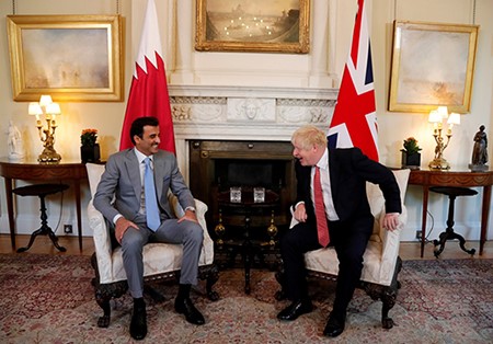 أمير قطر الشيخ تميم بن حمد آل ثاني ورئيس الوزراء البريطاني بوريس جونسون