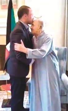 الرئيس الغانم يطبع قبلة على رأس صاحب السمو﻿