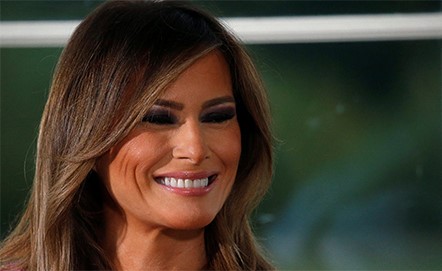 بالفيديو.. ميلانيا ترامب تتعرض لموقف محرج والسبب مقص كبير