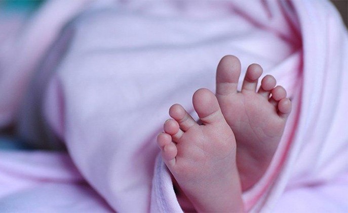 بالفيديو.. صدمة للملايين.. طفلة ترضع القهوة بدلاً من الحليب!