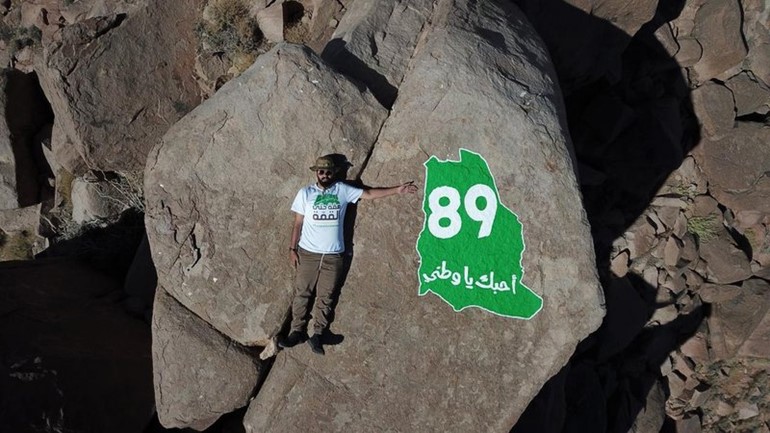شاهد.. سعودي يرفع علم بلاده بأعلى قمة جبل اللوز بمنطقة نيوم