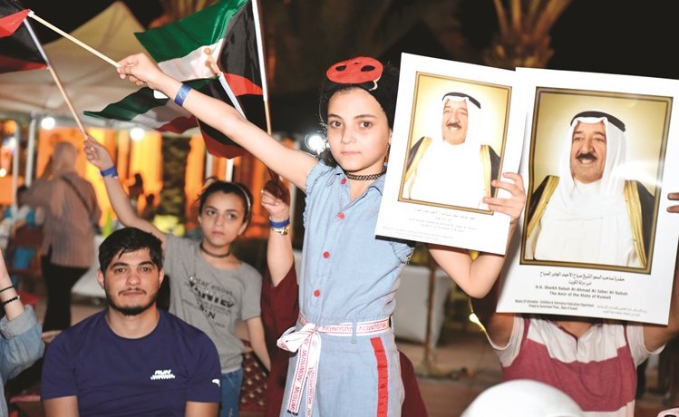 طفلة تحمل صورة صاحب السمو الامير في حفل أميرنا عزنا﻿