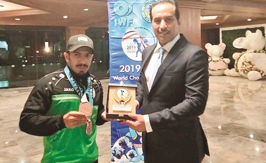 طلال الجسار مكرما الرباع السعودي منصور آل سليم﻿
