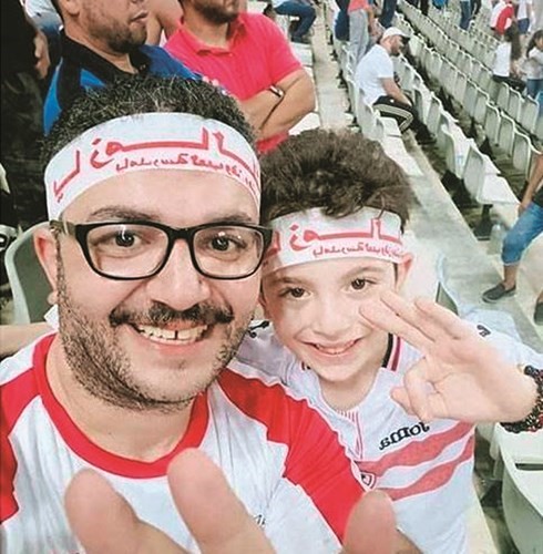 الطفل أدهم مع والده في لقطة سابقة﻿
