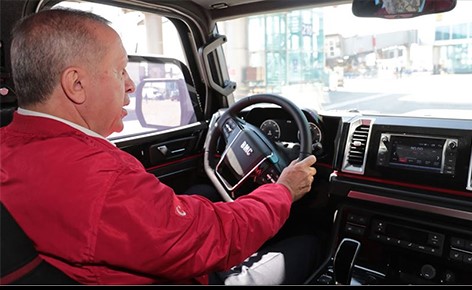 بالفيديو.. أردوغان يقود شاحنة "بيك اب" تركية التصنيع لتفقّد جودتها