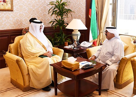 الشيخ ناصر الصباح مستقبلا السفير السعودي الأمير سلطان بن سعد 