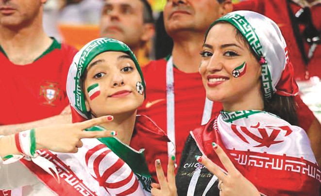 «فيفا» لإيران: يجب السماح للنساء بدخول الملاعب