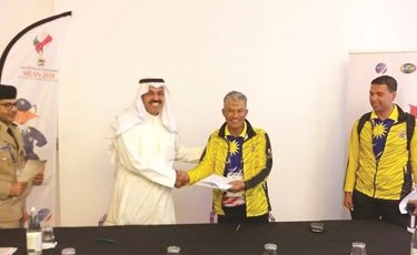الفريق الشيخ النواف خلال توقيع إحدى الاتفاقيات الرياضية ﻿