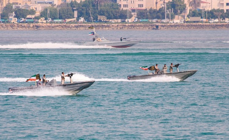  زوارق بحرية ايرانية مزودة بصواريخ خلال استعراض عسكري في ميناء بندر عباس امس	(رويترز) ﻿