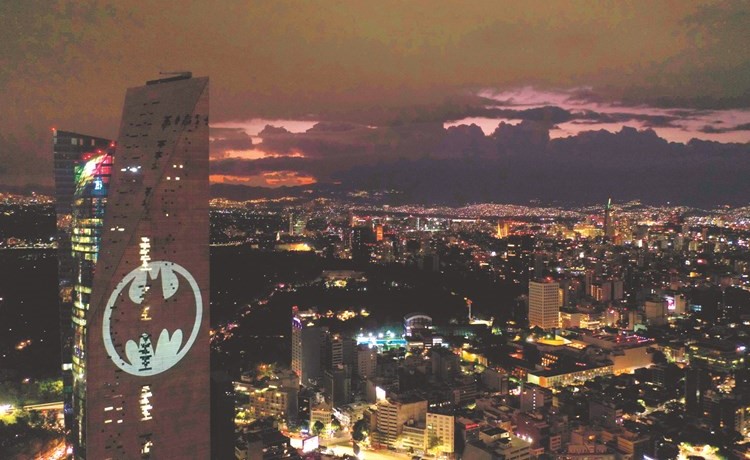 شعار باتمان على أحد المباني في مكسيكو سيتي	(أ.ف.پ)﻿