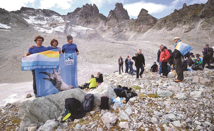 نشطاء المناخ يقيمون عزاء للاعلان عن موت قمة جبل بيزول الجليدية في الالب السويسرية	(رويترز)﻿