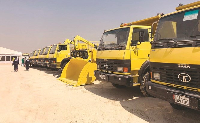 جانب مع عملية فحص المعدات الخاصة بعقود النظافة الجديدة﻿