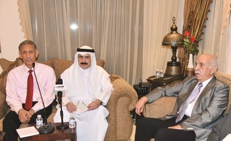 الروائي طالب الرفاعي مع وزير الإعلام الأسبق محمد السنعوسي وضيف الملتقى الأمين العام للمجلس الوطني للثقافة والفنون والآداب كامل العبدالجليل﻿