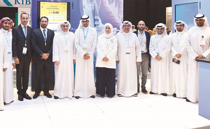 بدر الخرافي يتوسط عادل الماجد وإيمان الروضان في جناح زين﻿