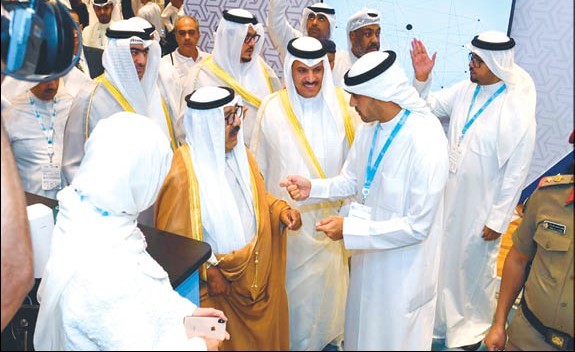 الشيخ ناصر صباح الأحمد في حديث مع بدر الخرافي خلال المؤتمر المصرفي