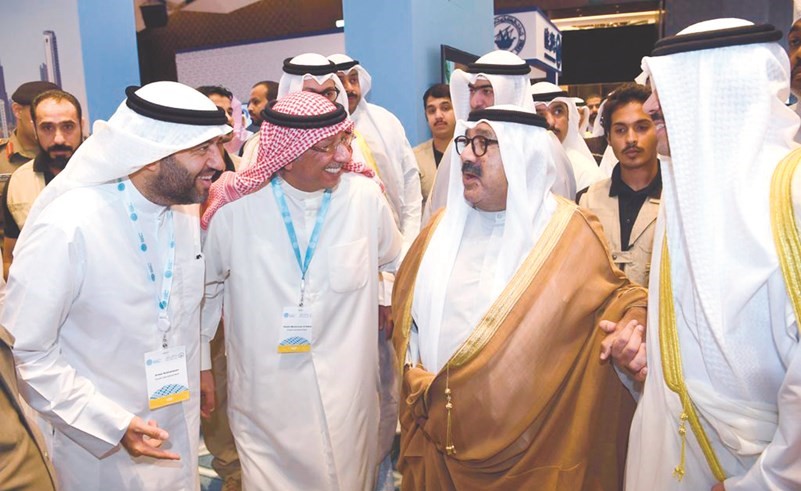 الشيخ ناصر صباح الاحمد متحدثا مع الشيخ محمد الجراح بحضور أنور جواد بوخمسين ﻿