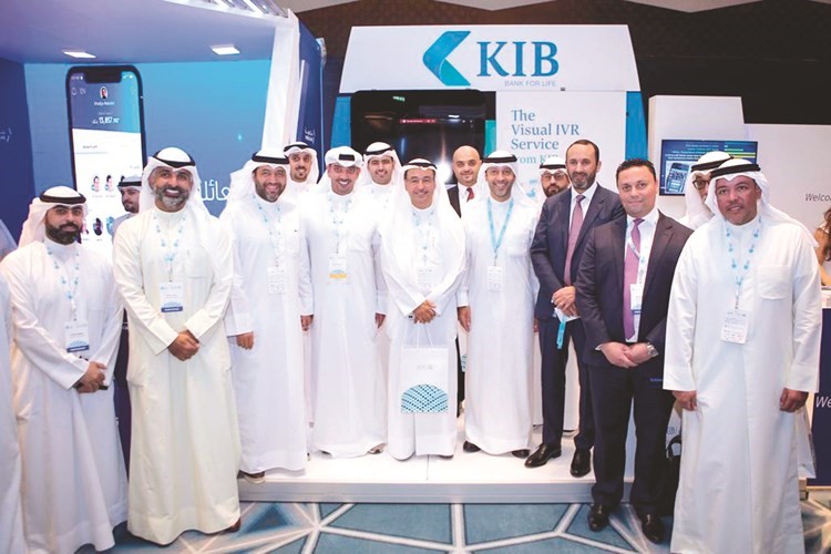 رائد بوخمسين ومرزوق خالد المرزوق وأنور بوخمسين وجاسم زينل في لقطة جماعية داخل جناح KIB﻿