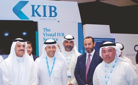 د.محمد الهاشل ورائد بوخمسين ومحمد السقا في جناح KIB ﻿