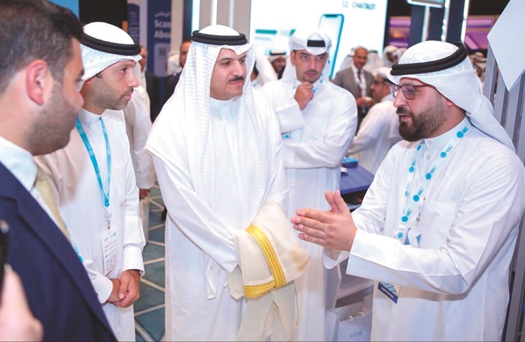 الهاشل مستمعا الى شرح حول خدمات KIB الرقمية الجديدة ﻿