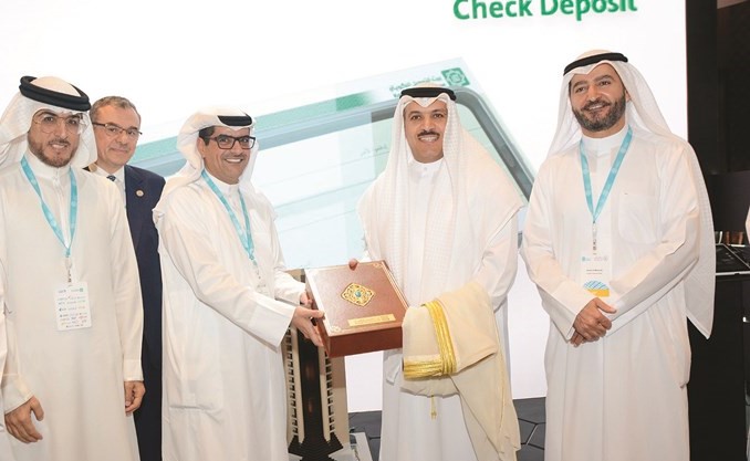 الناهض مكرما الهاشل بحضور رئيس مجلس الإدارة حمد المرزوق والرئيس التنفيذي لبيتك البحرين عبدالحكيم الخياط والرئيس التنفيذي لبيتك تركيا افق ايوان﻿