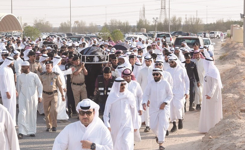 الفريق عصام النهام وقيادات أمنية يحملون جثمان الفقيد إلى مثواه الأخير﻿