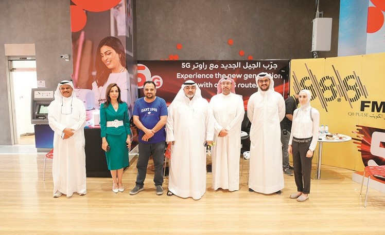 ممثل وزارة التجارة مع فريق إذاعة نبض الكويت وممثلي Ooredoo﻿