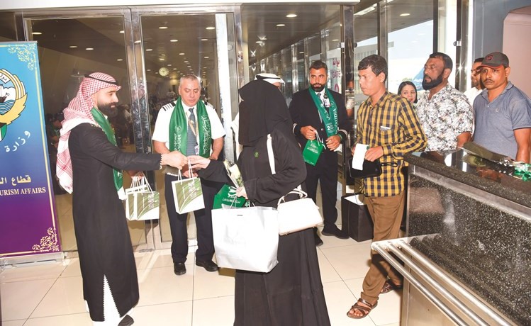 استقبال للأشقاء السعوديين بالهدايا في مطار الكويت الدولي﻿