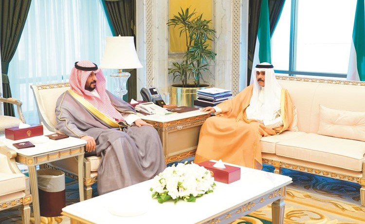 سمو نائب الأمير وولي العهد الشيخ نواف الأحمد مستقبلا محافظ العاصمة الشيخ طلال الخالد﻿