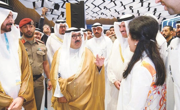 الشيخ ناصر صباح الأحمد ود.محمد الهاشل في زيارة جناح البنك﻿