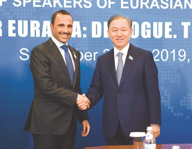 الغانم مصافحا رئيس مجلس النواب في كازاخستان﻿