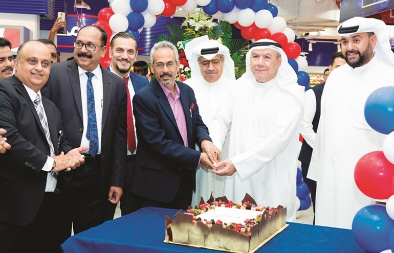 قطع كيكة حفل افتتاح فرع أونكوست في القرين﻿