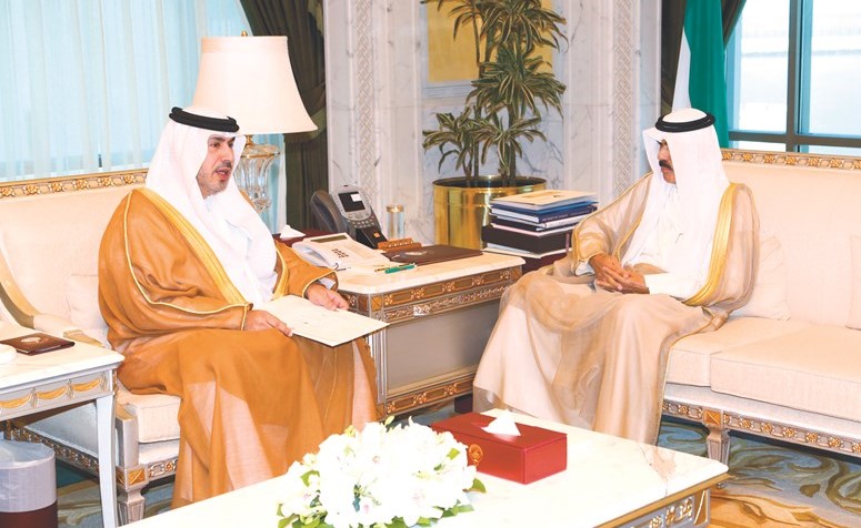 سمو نائب الأمير مستقبلا السفير الإماراتي ﻿