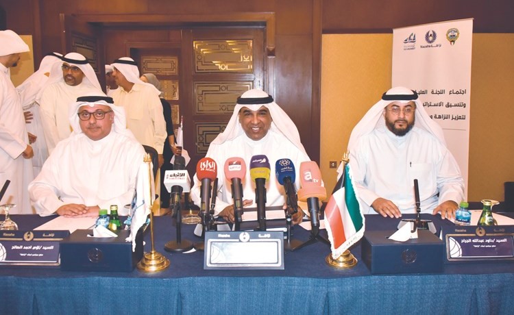 المستشار عبدالرحمن النمش متوسطا د.داود الجراح ولؤي الصالح خلال المؤتمر (محمد هنداوي)﻿