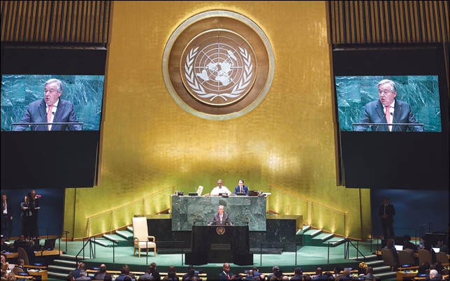 الأمين العام للأمم المتحدة أنطونيو غوتيريس يخاطب الجمعية العامة للأمم المتحدة في المقر الأممي أمس      (أ.ف.پ)