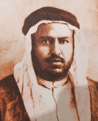 صورة نادرة للشيخ عبدالله السالم عندما كان رئيسا لأول مجلس تشريعي منتخب في تاريخ الكويت في عهد الشيخ احمد الجابر	﻿