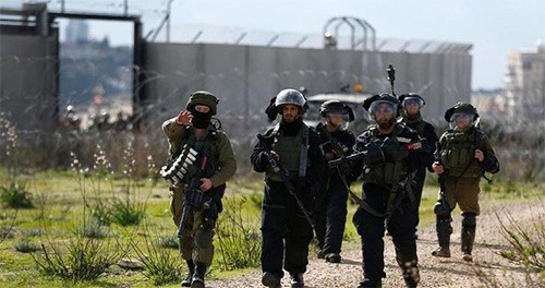 قوات الاحتلال تعتقل 8 فلسطينيين بينهم وزير شؤون القدس