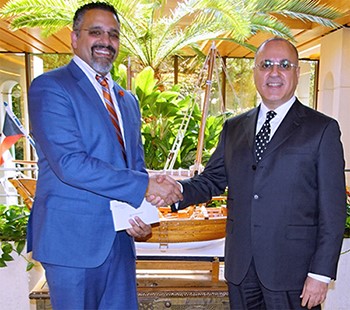 السفير جمال الغنيم وممثل منظمة الصحة العالمية في اليمن ألطاف موساني