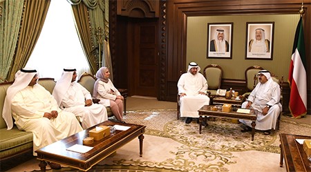 رئيس الوزراء بالإنابة الشيخ ناصر الصباح خلال لقائه الشيخ عبدالله الأحمد 
