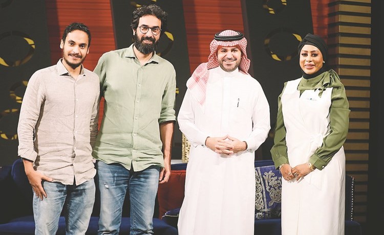 العلياني يتوسط المذيعة إيمان نجم والمخرج طلال البرجس والمنتج مصعب الزهراني﻿